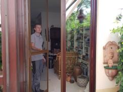 Insektenschutz an einer Pendeltür zum Balkon 