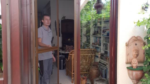 Insektenschutz an einer Pendeltür zum Balkon 