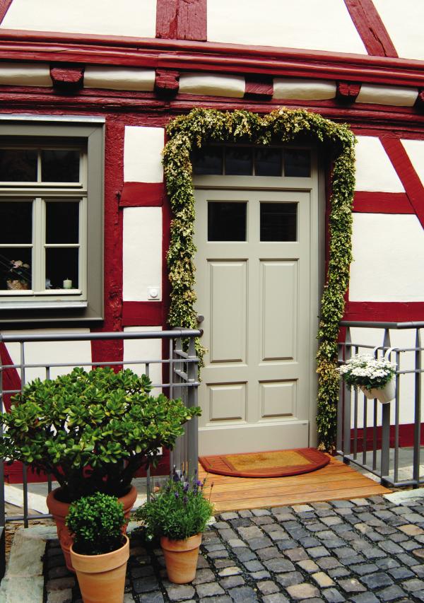 Haustür aus Holz in Baudenkmal Fachwerkhaus