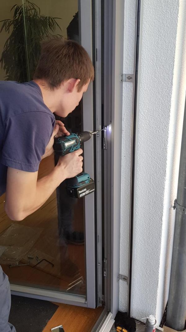 Einbruchschutz: Rahmenschließteil Montage bei Holzfenster 