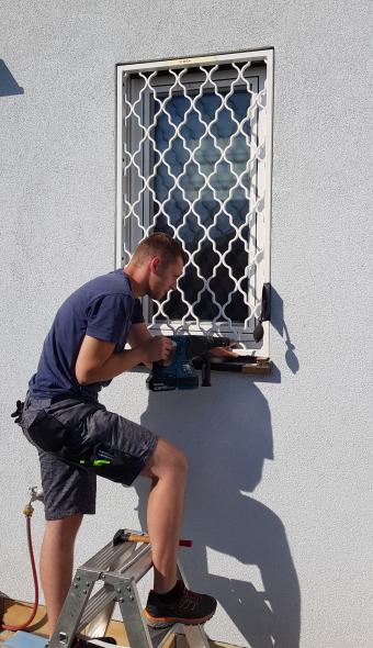 ivo mit fenstergitter