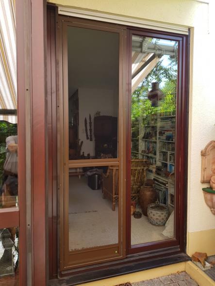Insektenschutz an einer Pendeltür zum Balkon 
