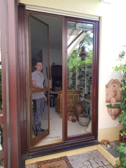 Insektenschutz an einer Pendeltür zum Balkon 